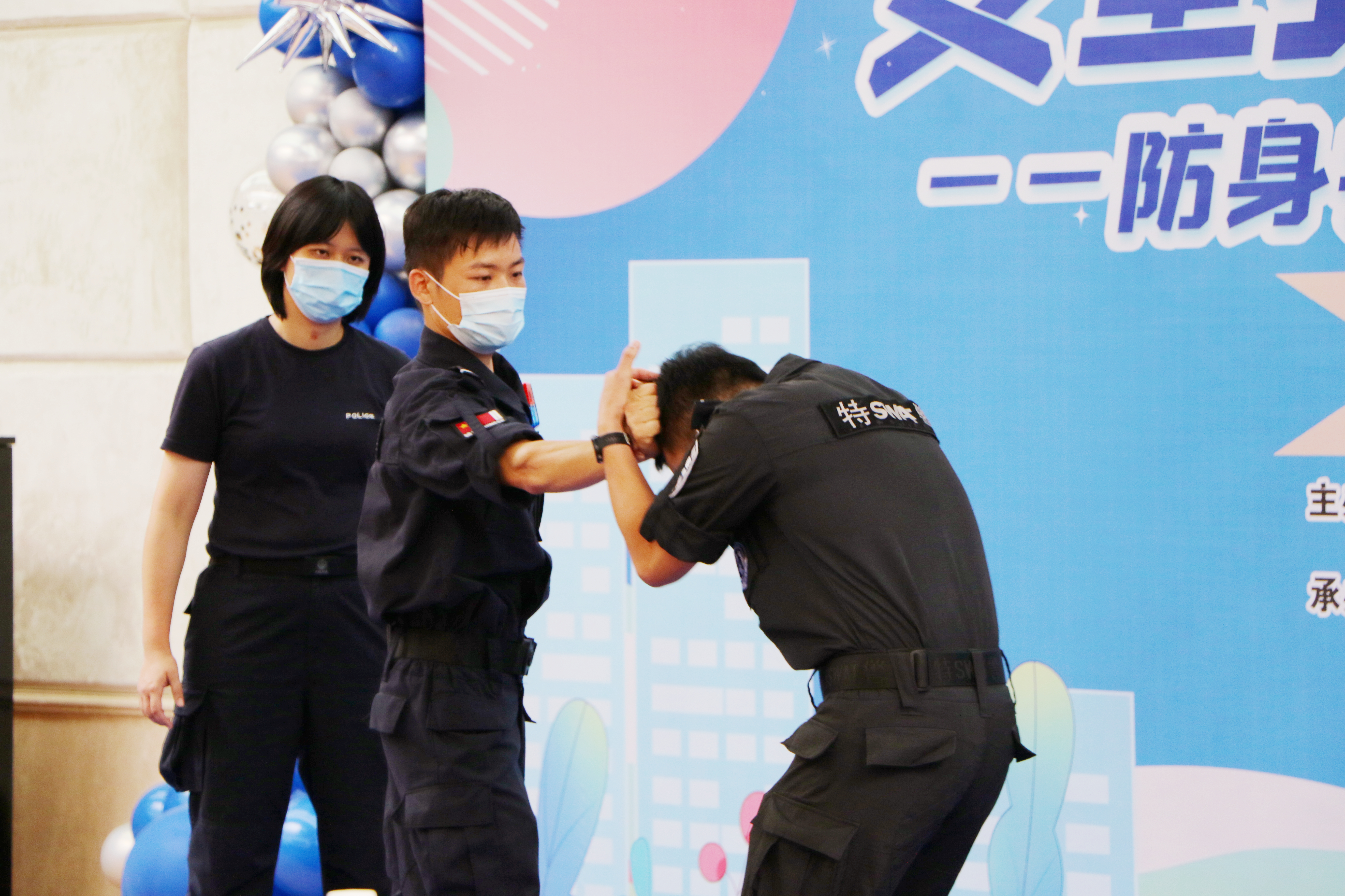 现场传授解脱防身技法 这堂课深受学员欢迎
