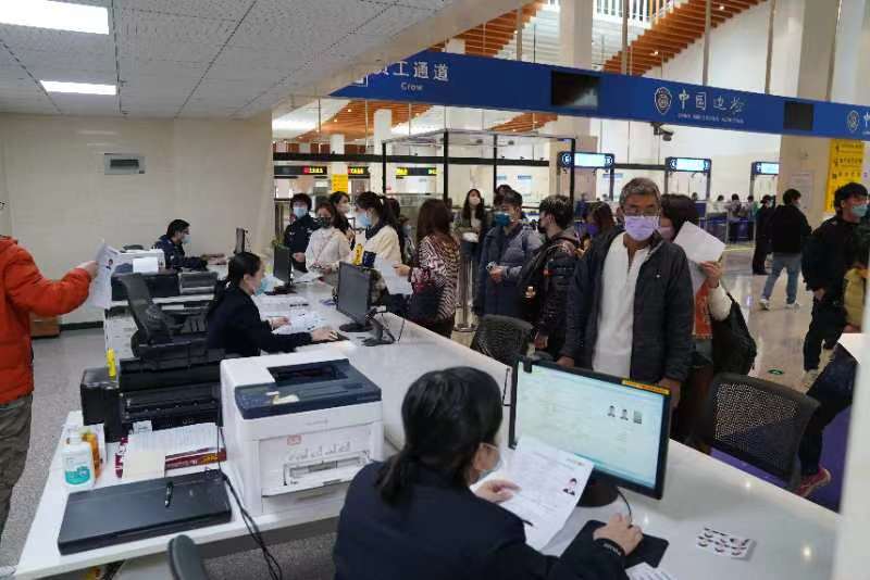 出入境管理大队增派警力服务两马航班加密