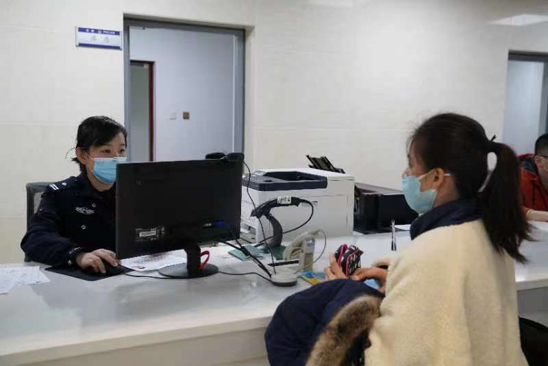 出入境管理大队增派警力服务两马航班加密