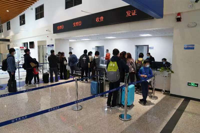 出入境管理大队增派警力服务两马航班加密