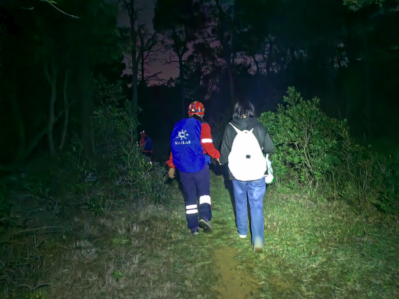 两天，三起，四人  登山救援队冒雨两天救出4个驴友