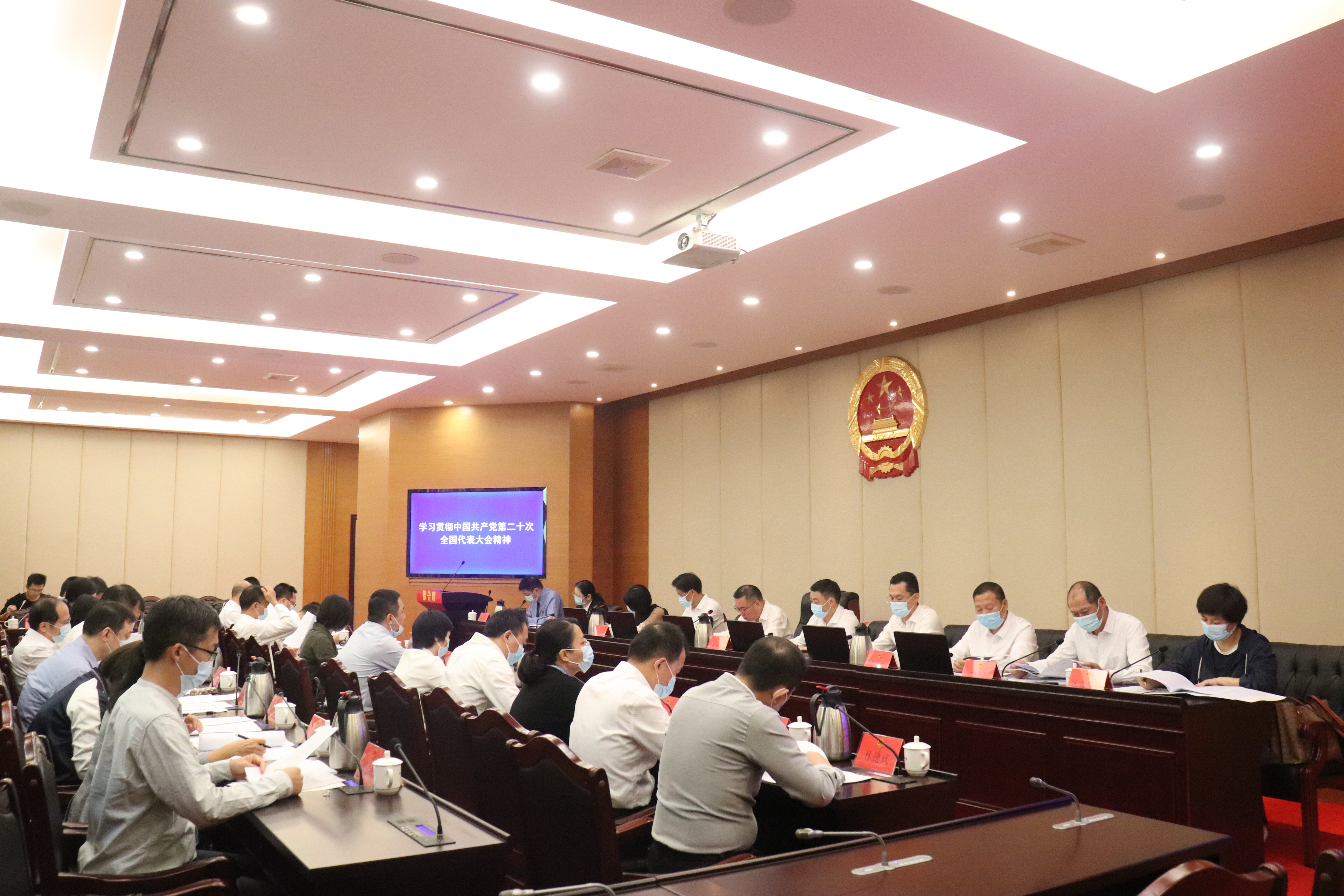   区第十一届人大常委会第八次会议召开